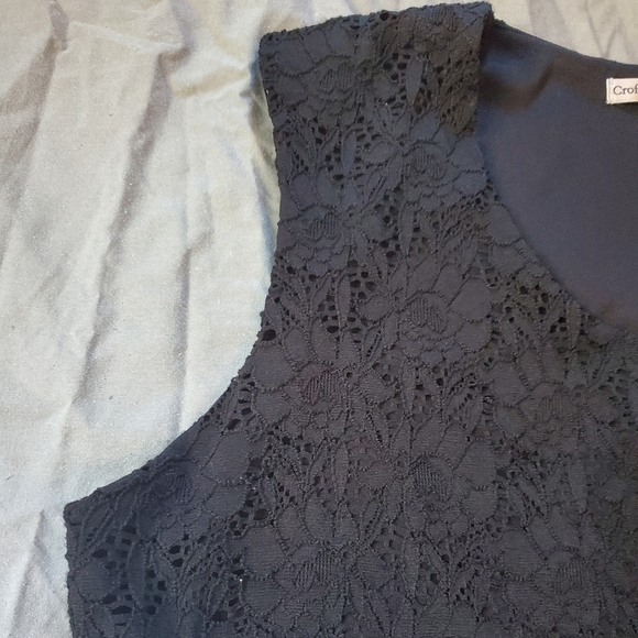 Beautiful Sleeveless Floral Lace Top - Picture 4 of 6